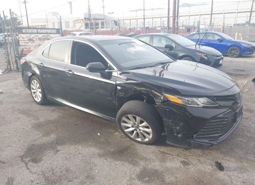2018 Toyota Camry LE (VIN 4T1B11HK1JU130392) main photo