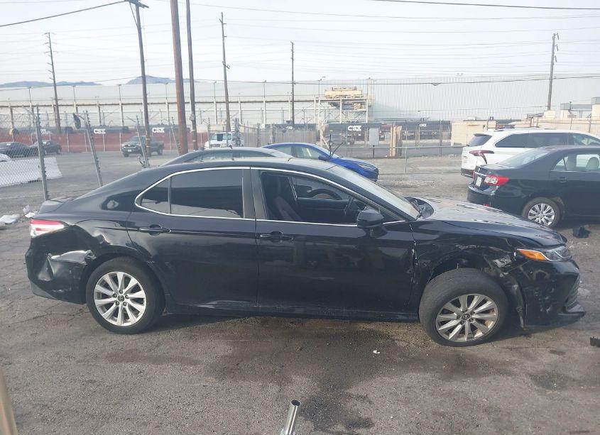 Photo 13 of 2018 Toyota Camry LE (VIN 4T1B11HK1JU130392)