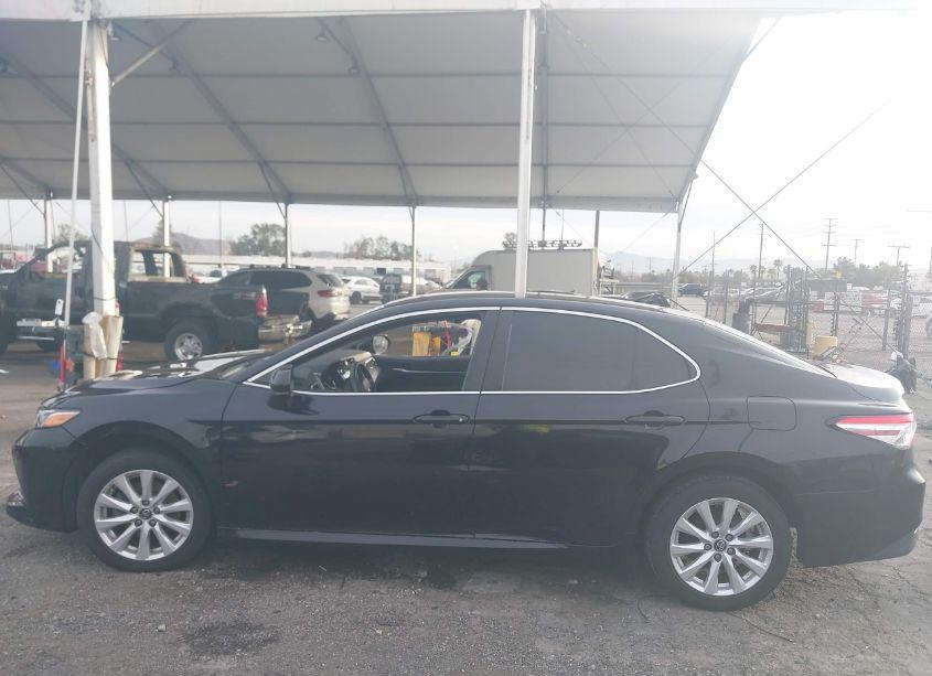 Photo 14 of 2018 Toyota Camry LE (VIN 4T1B11HK1JU130392)