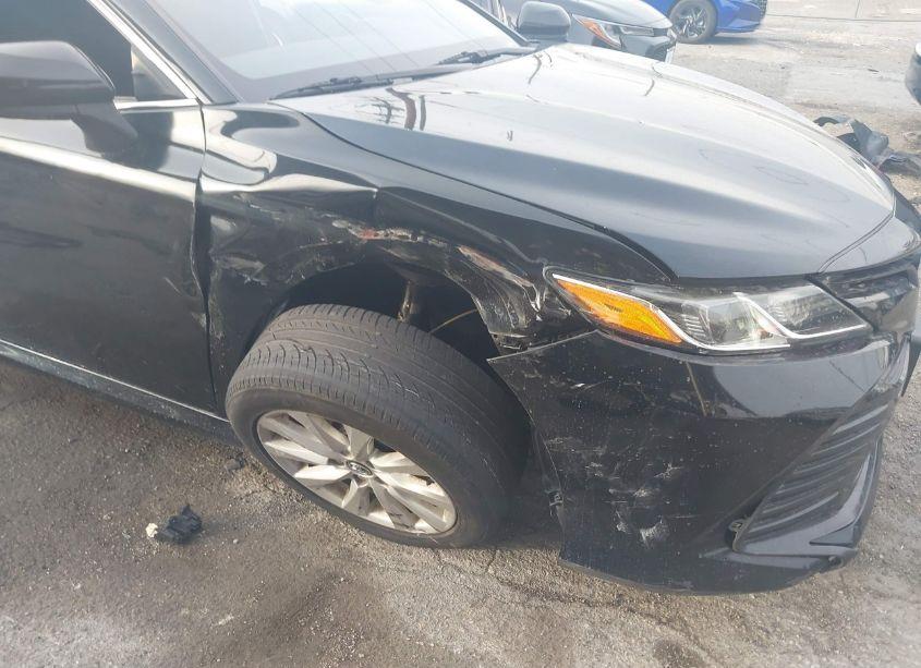 Photo 6 of 2018 Toyota Camry LE (VIN 4T1B11HK1JU130392)