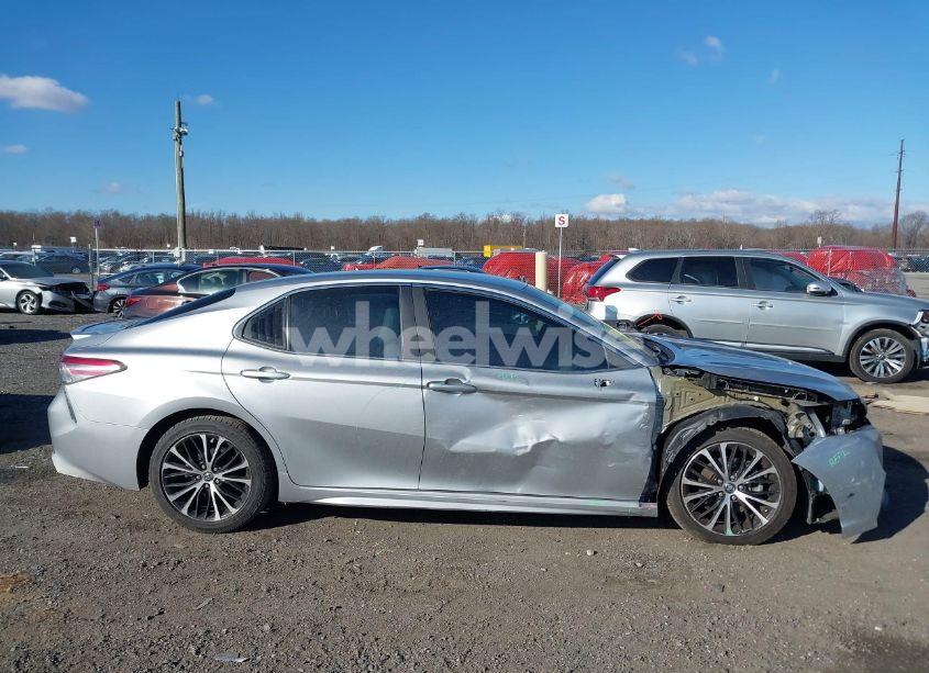 Photo 14 of 2018 Toyota Camry SE (VIN 4T1B11HK1JU141098)
