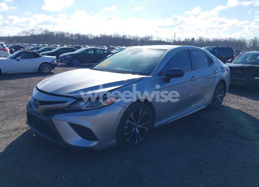 Photo 2 of 2018 Toyota Camry SE (VIN 4T1B11HK1JU141098)