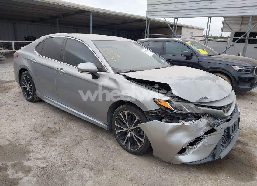 2018 Toyota Camry SE (VIN 4T1B11HK1JU157270) main photo