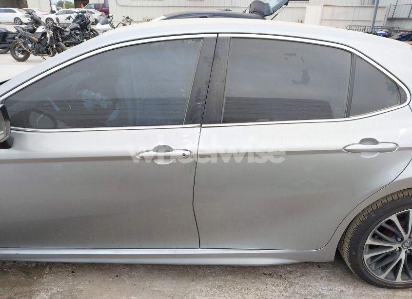 Photo 14 of 2018 Toyota Camry SE (VIN 4T1B11HK1JU157270)