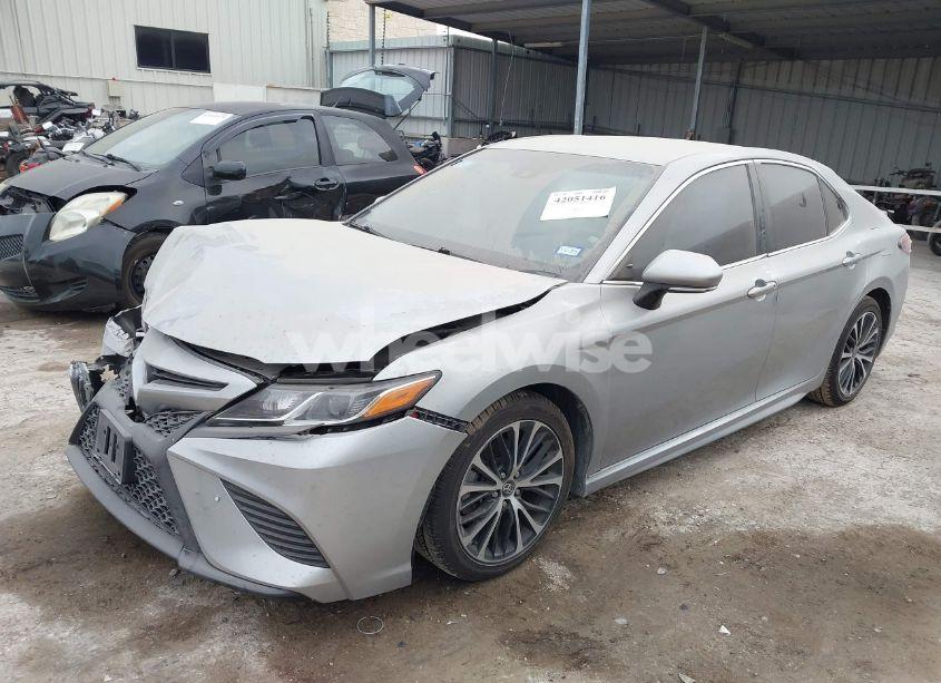 Photo 2 of 2018 Toyota Camry SE (VIN 4T1B11HK1JU157270)