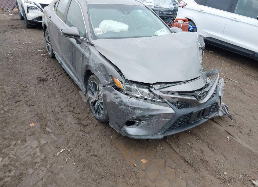 2018 Toyota Camry SE (VIN 4T1B11HK1JU516276) main photo