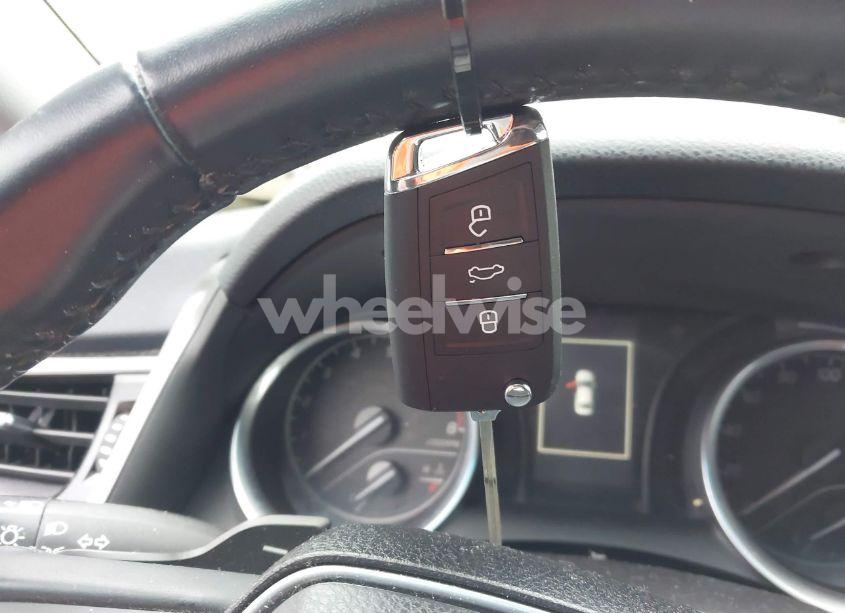 Photo 11 of 2018 Toyota Camry SE (VIN 4T1B11HK1JU516276)