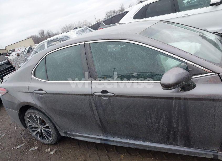 Photo 13 of 2018 Toyota Camry SE (VIN 4T1B11HK1JU516276)