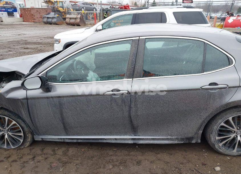 Photo 14 of 2018 Toyota Camry SE (VIN 4T1B11HK1JU516276)