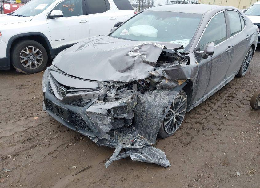 Photo 2 of 2018 Toyota Camry SE (VIN 4T1B11HK1JU516276)