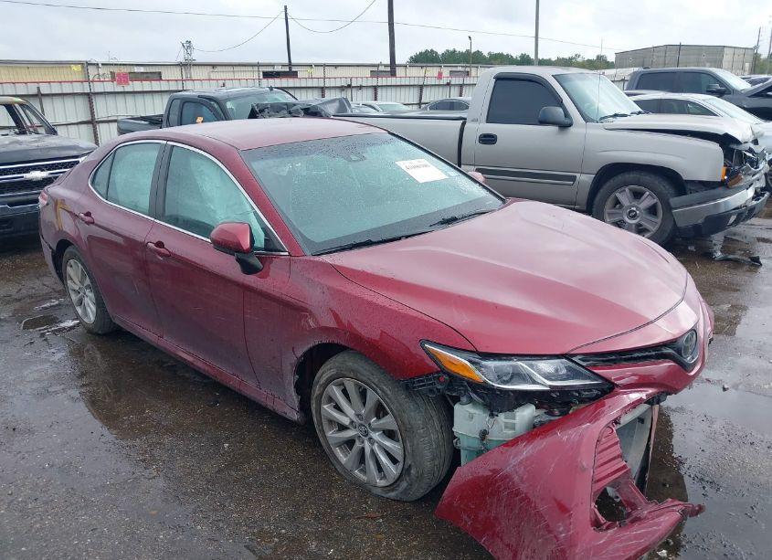 2018 Toyota Camry LE (VIN 4T1B11HK1JU522353) main photo