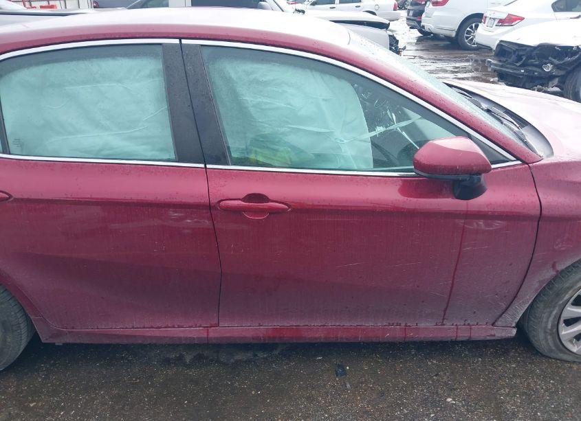 Photo 13 of 2018 Toyota Camry LE (VIN 4T1B11HK1JU522353)