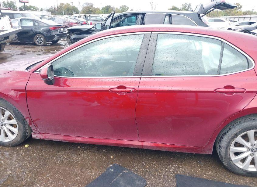 Photo 14 of 2018 Toyota Camry LE (VIN 4T1B11HK1JU522353)