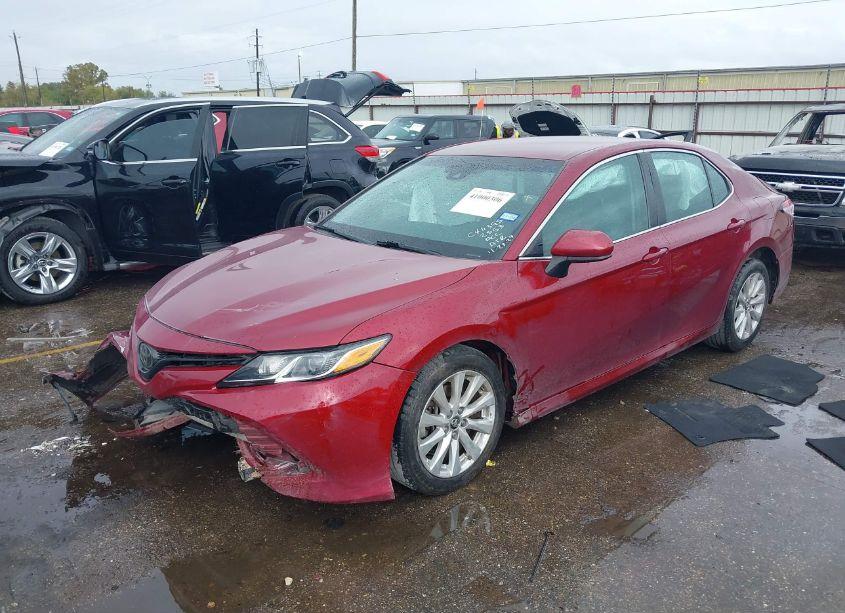 Photo 2 of 2018 Toyota Camry LE (VIN 4T1B11HK1JU522353)