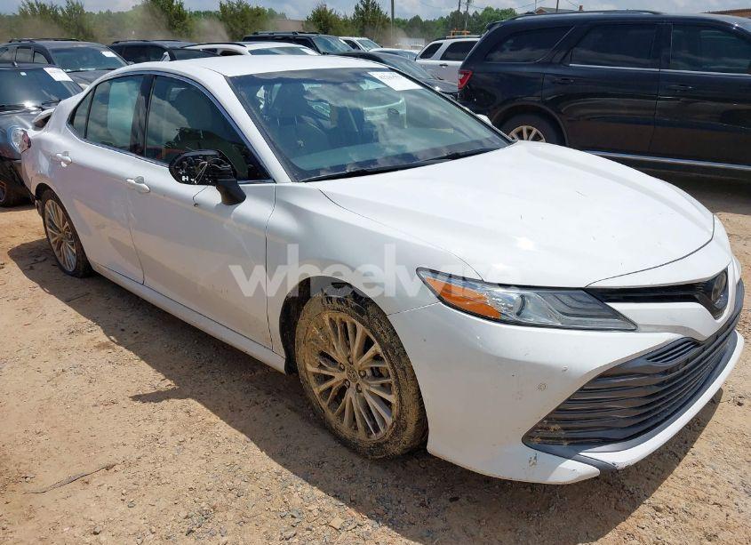 2018 Toyota Camry XLE (VIN 4T1B11HK1JU524846) main photo