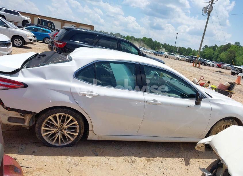 Photo 13 of 2018 Toyota Camry XLE (VIN 4T1B11HK1JU524846)