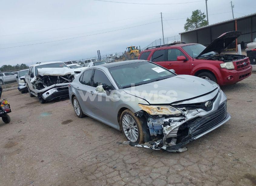 2018 Toyota Camry XLE (VIN 4T1B11HK1JU526421) main photo
