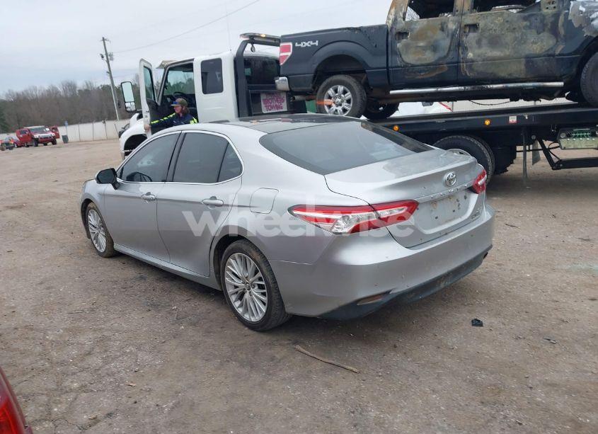 Photo 3 of 2018 Toyota Camry XLE (VIN 4T1B11HK1JU526421)