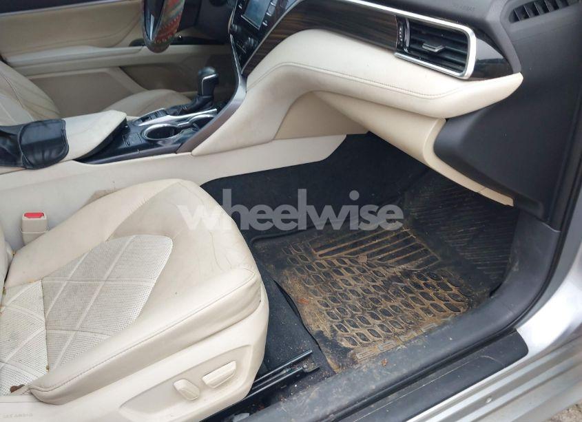 Photo 5 of 2018 Toyota Camry XLE (VIN 4T1B11HK1JU526421)