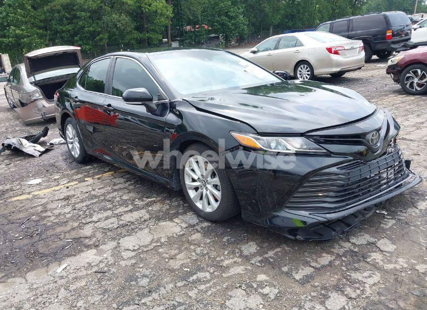 2018 Toyota Camry L/LE/SE/XLE (VIN 4T1B11HK1JU540044) main photo