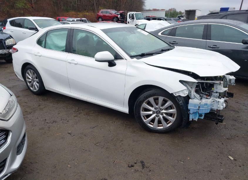 2018 Toyota Camry LE (VIN 4T1B11HK1JU540285) main photo