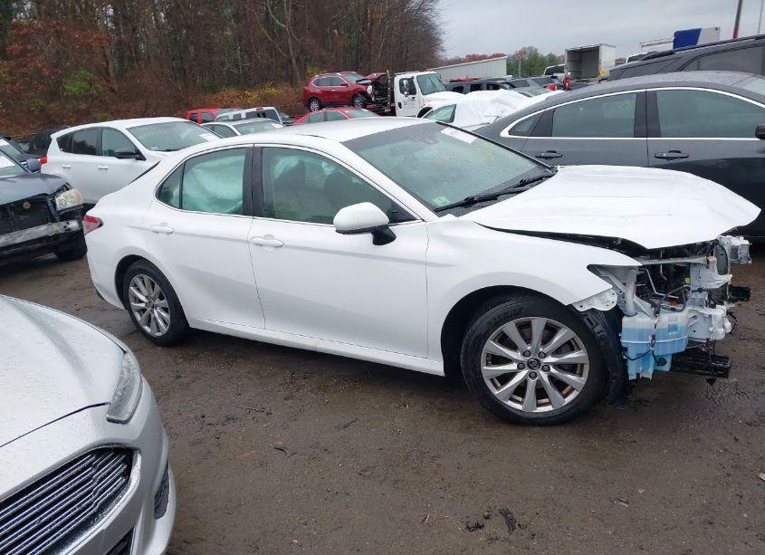 Photo 13 of 2018 Toyota Camry LE (VIN 4T1B11HK1JU540285)