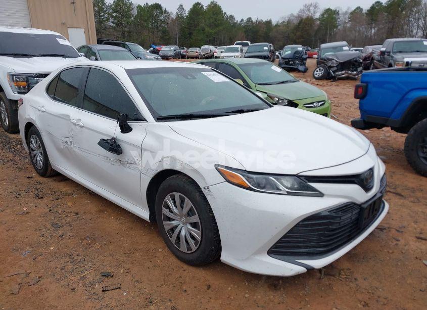 2018 Toyota Camry L (VIN 4T1B11HK1JU541694) main photo