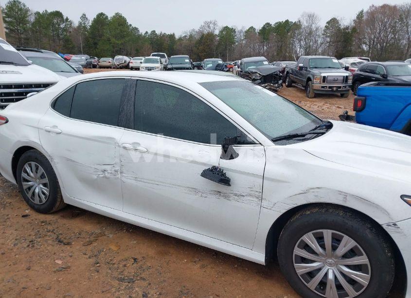 Photo 6 of 2018 Toyota Camry L (VIN 4T1B11HK1JU541694)