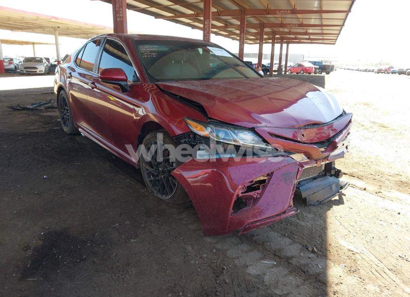 2018 Toyota Camry SE (VIN 4T1B11HK1JU554896) main photo