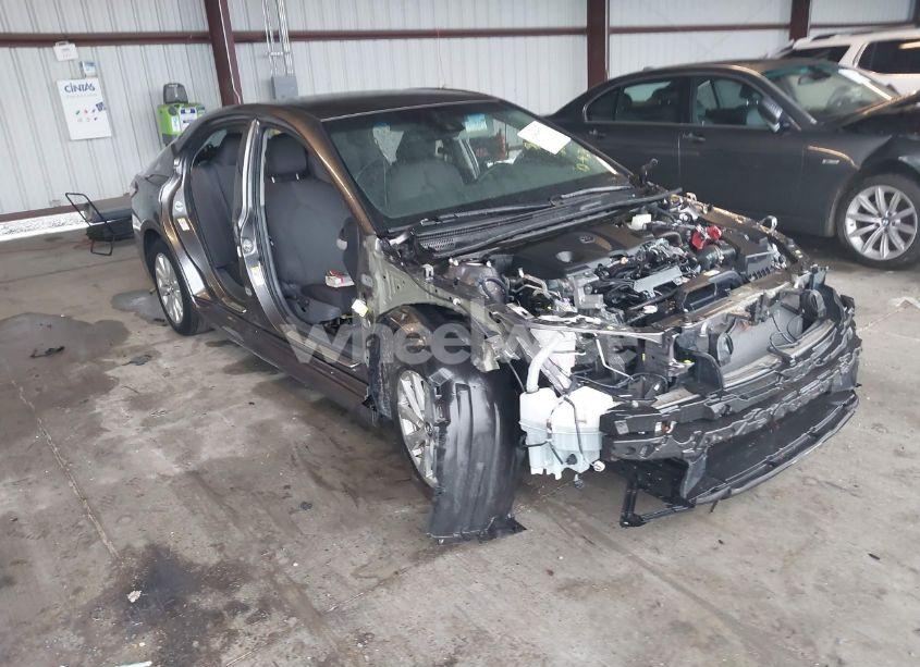 2018 Toyota Camry LE (VIN 4T1B11HK1JU555434) main photo