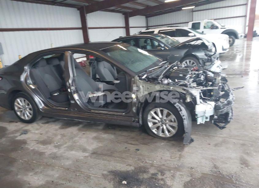 Photo 13 of 2018 Toyota Camry LE (VIN 4T1B11HK1JU555434)