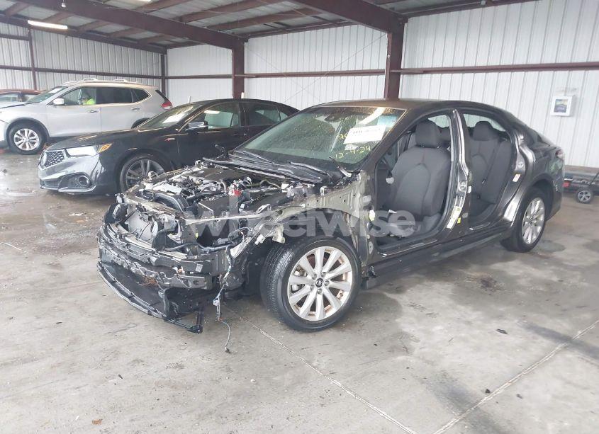 Photo 2 of 2018 Toyota Camry LE (VIN 4T1B11HK1JU555434)