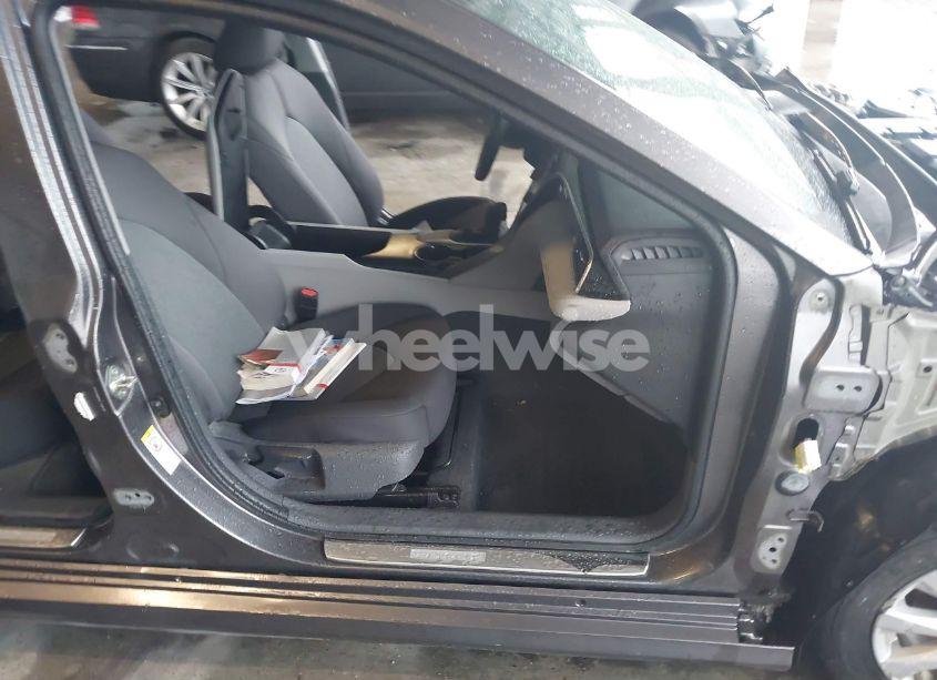 Photo 5 of 2018 Toyota Camry LE (VIN 4T1B11HK1JU555434)