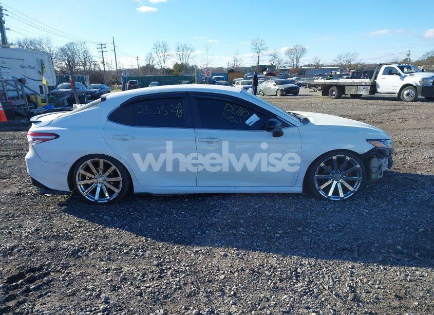 Photo 13 of 2018 Toyota Camry LE (VIN 4T1B11HK1JU565039)