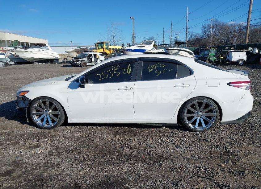 Photo 14 of 2018 Toyota Camry LE (VIN 4T1B11HK1JU565039)