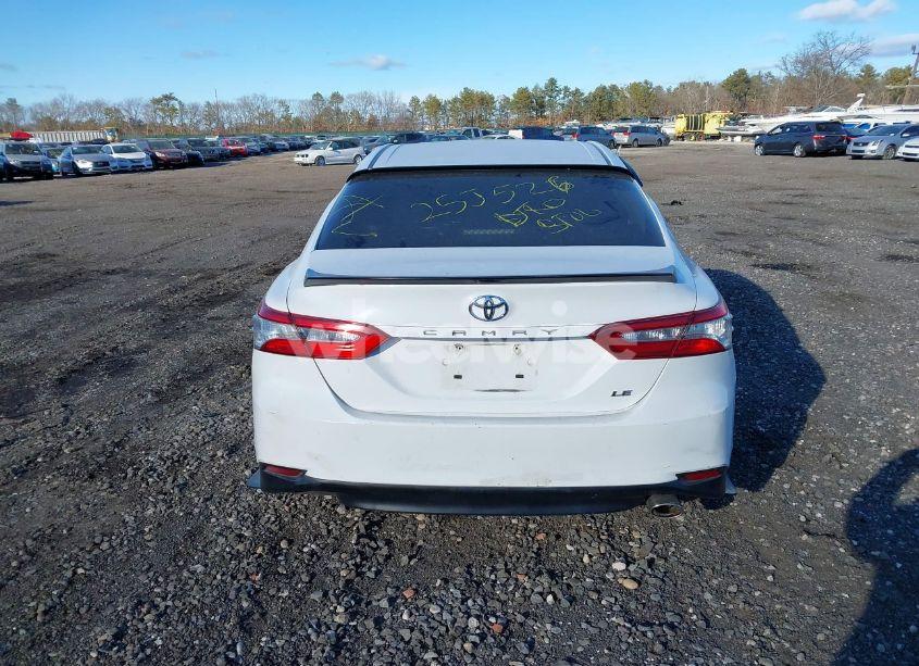 Photo 16 of 2018 Toyota Camry LE (VIN 4T1B11HK1JU565039)