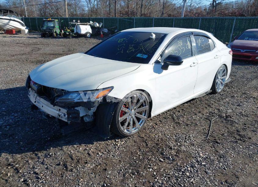 Photo 2 of 2018 Toyota Camry LE (VIN 4T1B11HK1JU565039)