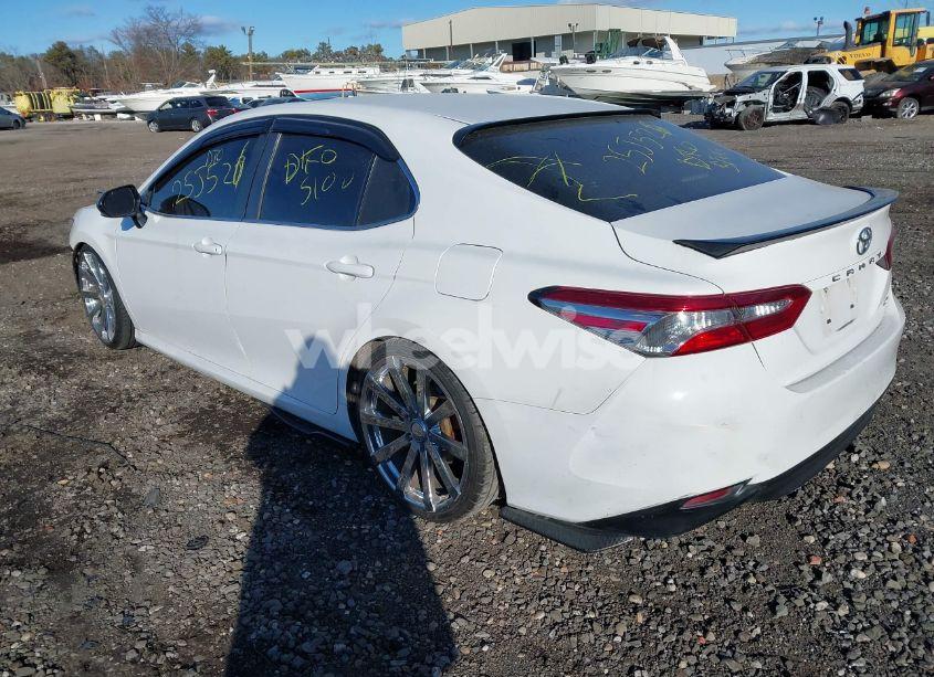 Photo 3 of 2018 Toyota Camry LE (VIN 4T1B11HK1JU565039)