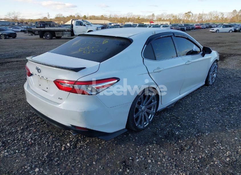 Photo 4 of 2018 Toyota Camry LE (VIN 4T1B11HK1JU565039)