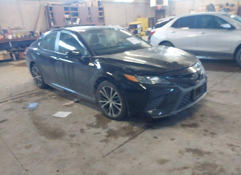 2018 Toyota Camry SE (VIN 4T1B11HK1JU568555) main photo