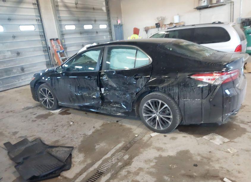 Photo 13 of 2018 Toyota Camry SE (VIN 4T1B11HK1JU568555)