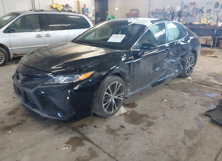 Photo 2 of 2018 Toyota Camry SE (VIN 4T1B11HK1JU568555)
