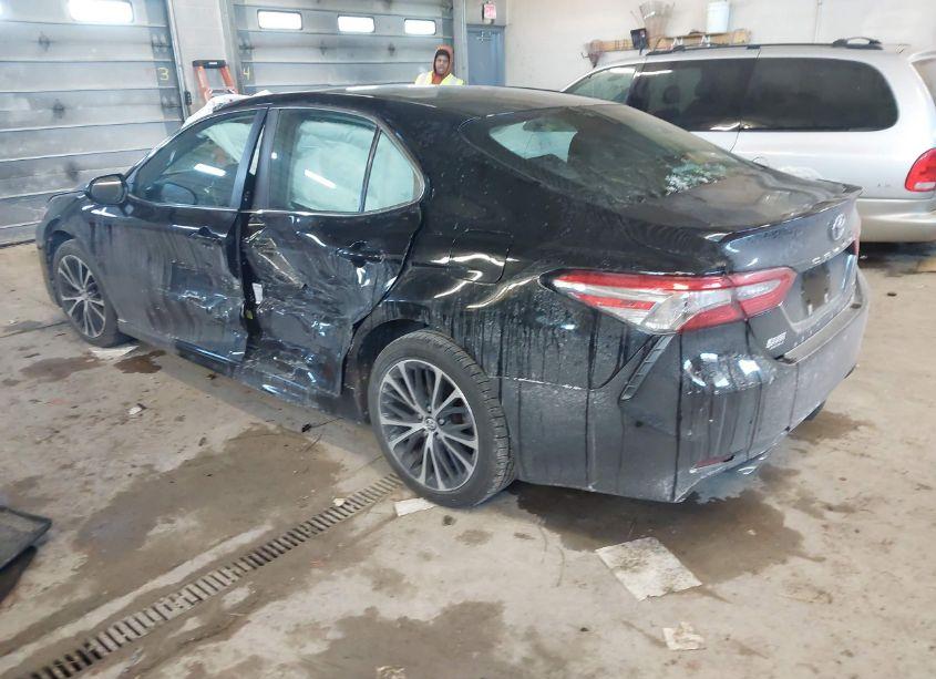 Photo 3 of 2018 Toyota Camry SE (VIN 4T1B11HK1JU568555)