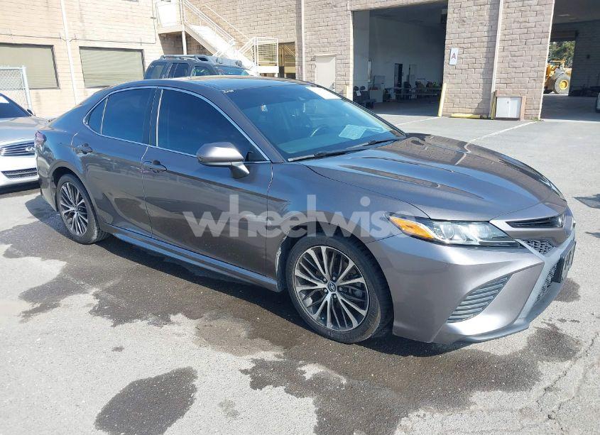 2018 Toyota Camry SE (VIN 4T1B11HK1JU573982) main photo