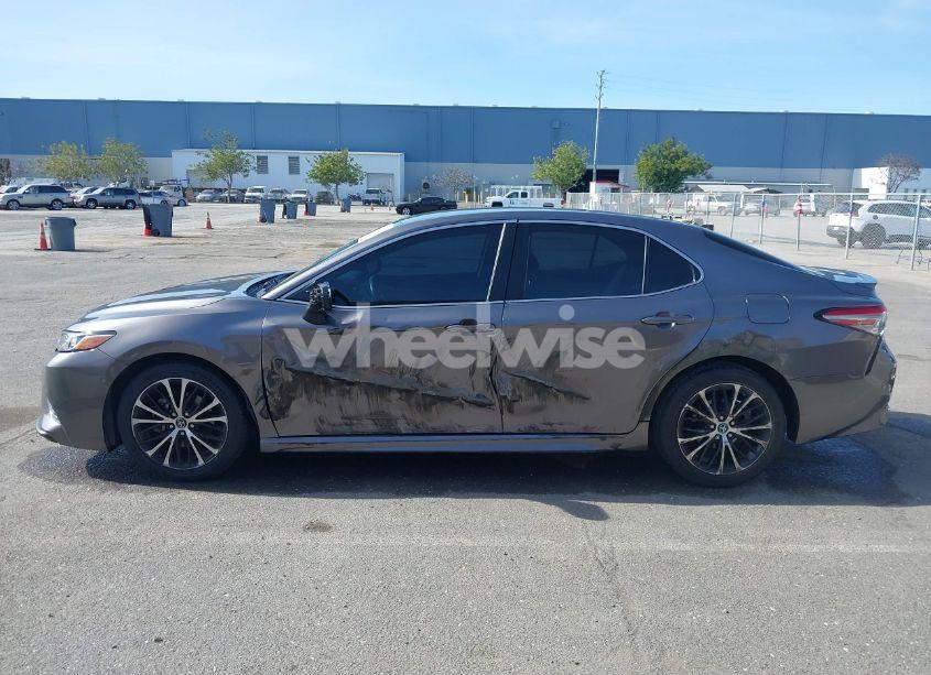 Photo 14 of 2018 Toyota Camry SE (VIN 4T1B11HK1JU573982)