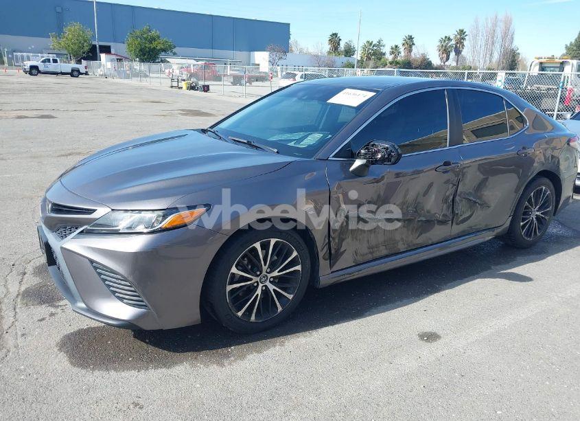 Photo 2 of 2018 Toyota Camry SE (VIN 4T1B11HK1JU573982)