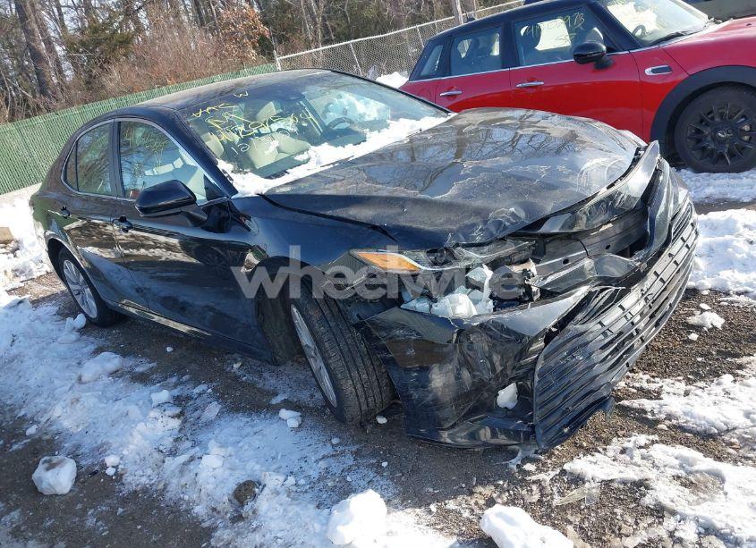 2018 Toyota Camry LE (VIN 4T1B11HK1JU580009) main photo