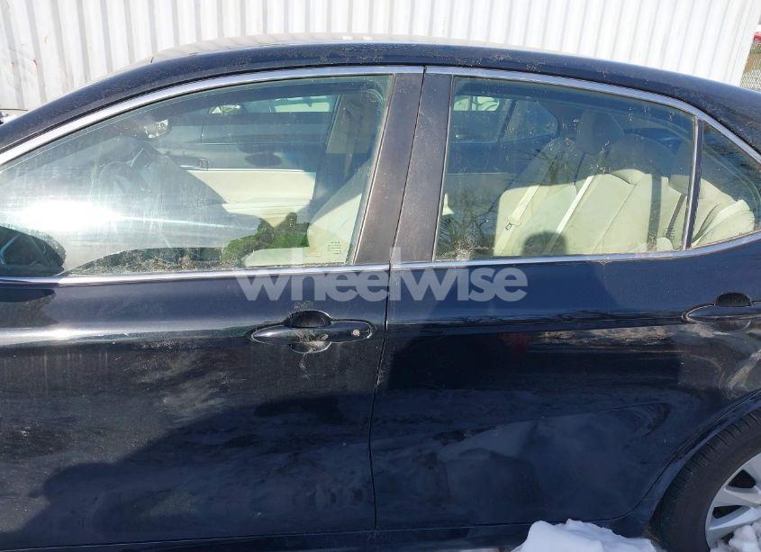 Photo 14 of 2018 Toyota Camry LE (VIN 4T1B11HK1JU580009)