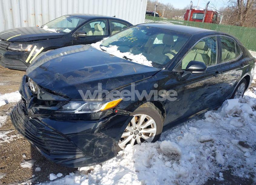 Photo 2 of 2018 Toyota Camry LE (VIN 4T1B11HK1JU580009)