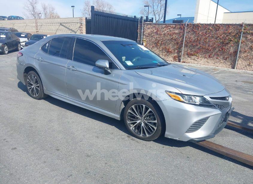 2018 Toyota Camry SE (VIN 4T1B11HK1JU581130) main photo